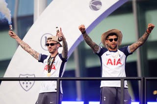 Cristian Romero během přehlídky Tottenham's Open-Top Bus v pátek večer (Bradley Collyer/PA)